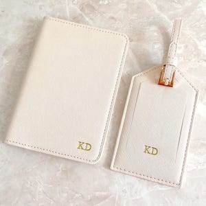 Funda para pasaporte y etiqueta de equipaje de cuero beige personalizada, juego de funda para pasaporte y etiqueta de equipaje personalizadas, estuche para pasaporte de cuero con monograma