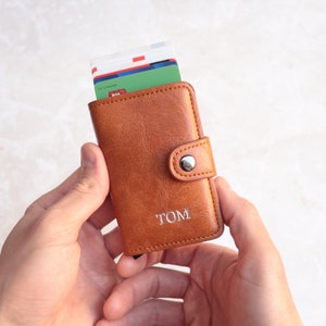 Porta carte pop-up in pelle personalizzato per uomo, porta carte di credito personalizzato con nome, custodia a portafoglio in pelle marrone regalo per papà dalla figlia
