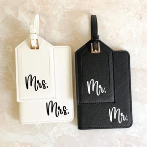 Set van 2 paspoorthouders en bagagelabels voor de heer en mevrouw, bruid en bruidegom huwelijksreiscadeau, leren reisset voor pasgetrouwden, huwelijkscadeau