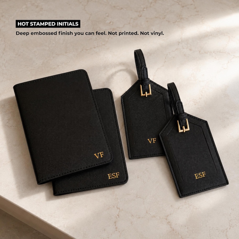Peut inclure: Porte-passeport et &eacute;tiquettes de bagages en cuir noir avec initiales dor&eacute;es. Le porte-passeport et les &eacute;tiquettes ont une finition en relief profond. Le texte "HOT STAMPED INITIALS" est en haut.