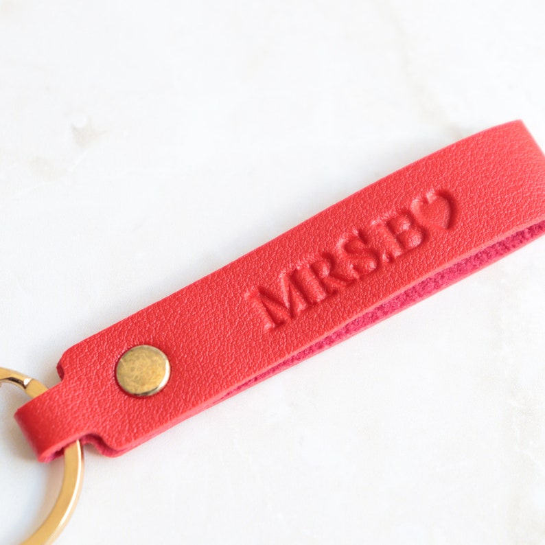 Personalized leather key fob, stamped leather keychain, monogram key chain for women, custom key holder for men, minimalist handmade keyring image 4