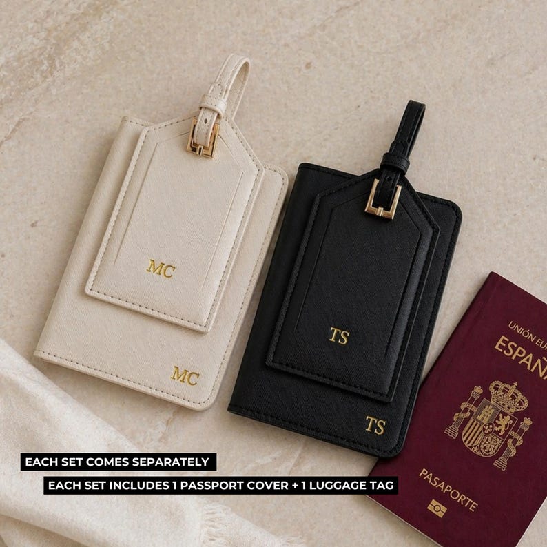 Peut inclure: Deux &eacute;tuis &agrave; passeport et &eacute;tiquettes de bagages, un cr&egrave;me et un noir, avec des d&eacute;tails dor&eacute;s. Le cr&egrave;me porte les initiales "MC" en or, le noir "TS". Un passeport espagnol est &eacute;galement visible. Le texte "EACH SET COMES SEPARATELY" et "EACH SET INCLUDES 1 PASSPORT COVER + 1 LUGGAGE TAG" est &eacute;galement visible.