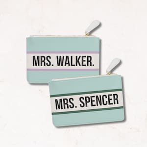 Bolso de mano de cuero con apellido personalizado, pequeño bolso con cremallera para novia, regalo para la futura esposa, mini bolso de mano, bolso de mano para novia, bolso de boda Something Blue