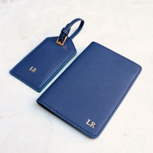 Set di portapassaporto blu personalizzato e targhetta per bagaglio, custodia per passaporto in pelle personalizzata e targhetta per bagaglio, custodia per passaporto con monogramma per coppie