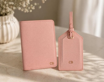 Funda para pasaporte y etiqueta para equipaje personalizadas en piel rosa, tarjetero y etiqueta para equipaje personalizados en rosa, funda para pasaporte con monograma