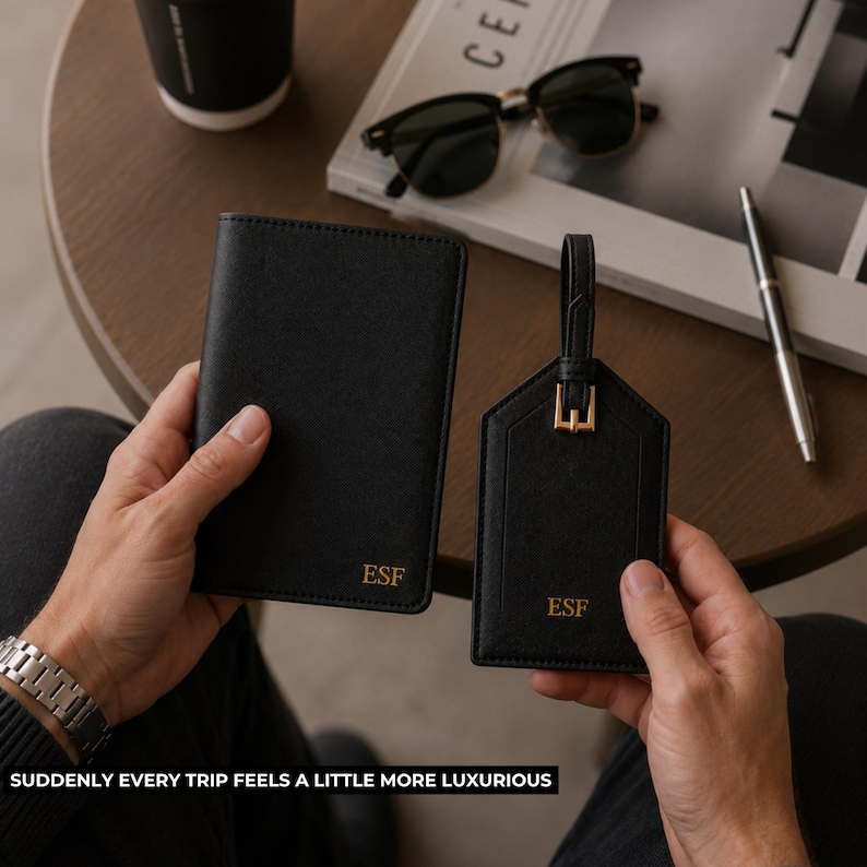 Peut inclure: Un porte-passeport et une &eacute;tiquette de bagage noirs avec les initiales dor&eacute;es "ESF". L'&eacute;tiquette de bagage a une boucle dor&eacute;e. Le texte en bas dit "SUDDENLY EVERY TRIP FEELS A LITTLE MORE LUXURIOUS".