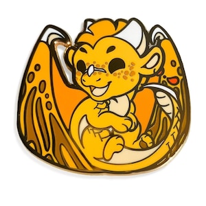 Peut inclure: Une épingle en émail dorée représentant un dragon de dessin animé enroulé sur lui-même avec ses ailes déployées. Le dragon est jaune avec des taches orange et a un ventre blanc. L'épingle est une représentation mignonne et fantaisiste d'un dragon.