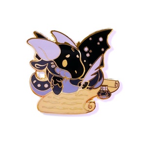 Puede incluir: Pin de esmalte de dragón negro y morado con una pluma y un tintero, escribiendo en un rollo.