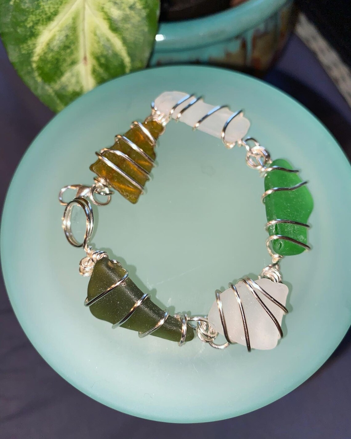 Weißes grünes und braunes Seeglas Armband Drahtgewickeltes | Etsy