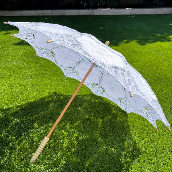Cadeau ou décoration détaillé fait main de parasol de parapluie de dentelle victorienne de coton, cadeau de mariage, blanc ou beige