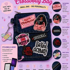 Op de afbeelding: Donkerblauwe denim crossbody tas met meerdere patches, waaronder "Main Character Energy" en "Be Kind Anyway". Voorzien van een ritssluiting, een acryl sleutelhanger en ontworpen voor een Kindle en andere benodigdheden. De tas wordt omschreven als leuk, functioneel en helemaal jij.