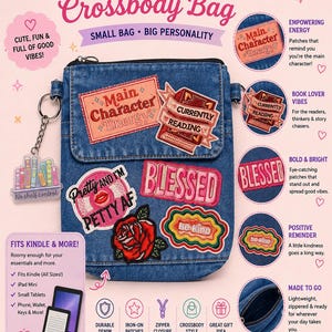 Może przedstawiać: Niebieska torba crossbody z dżinsu z wieloma naszywkami, w tym "Main Character Energy" i "Blessed". Posiada zapięcie na zamek błyskawiczny, styl crossbody i brelok do kluczy z zawieszkami w kształcie książek. Torba jest przeznaczona do przechowywania Kindle i innych niezbędnych rzeczy.