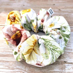 Coquette Daisy Meadow Scrunchie – French Countryside Cottagecore Hair Accessory