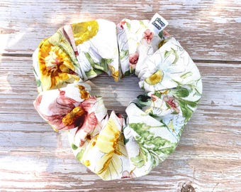 Daisies Scrunchie – Handmade Floral Hair Accessory for Women and Teens
