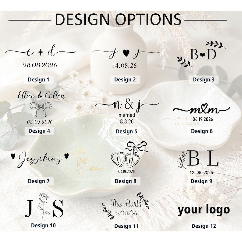 K&ouml;nnte beinhalten: Eine Sammlung von zw&ouml;lf verschiedenen schwarz-goldenen Grafikdesign-Optionen f&uuml;r personalisierte Schmuckschalen, die verschiedene Kombinationen aus Initialen, Daten, Blumenmotiven, Herzsymbolen und Schleifen zeigen, beschriftet von Design 1 bis 12.