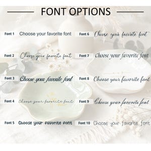 K&ouml;nnte beinhalten: Eine Anzeige von zehn Schriftarten, beschriftet von Font 1 bis Font 10, wobei jede den Text 'Choose your favorite font' in einer anderen Schriftart zeigt. Zwei gewellte, blumenf&ouml;rmige Keramikschalen, eine hellgr&uuml;n und eine wei&szlig;, sind zu sehen.
