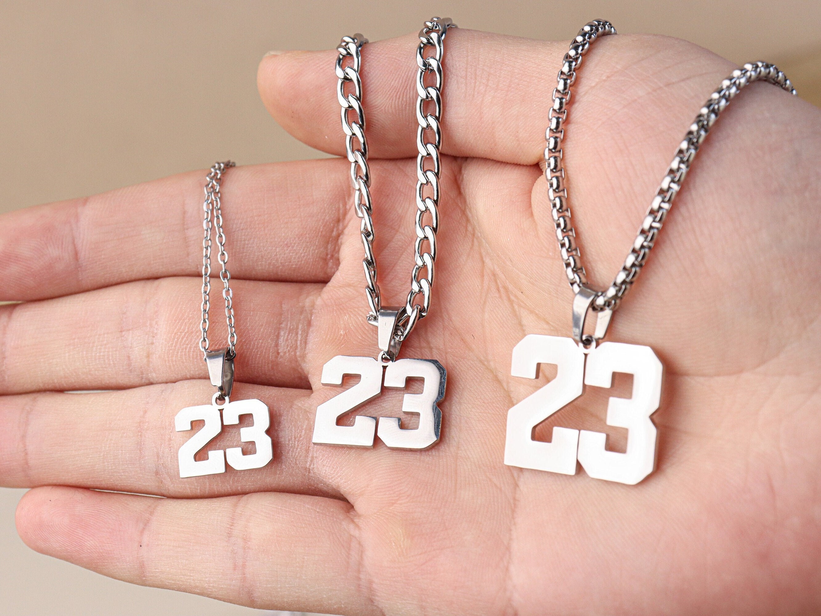 Ciondolo con numero sportivo, collana con numero di giocatore di baseball • Collana con numero personalizzato per ragazzi • Regalo per giocatore di baseball • Collane con numero da uomo