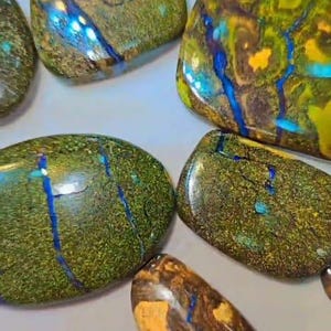 Lote de cabujones de ópalo Boulder: piedra preciosa natural para la fabricación de joyas (13 piezas, 772 ct.).