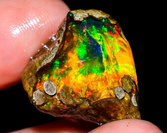 Welo Fire Opal Rough Gemstone: Natural Ethiopian Crystal (16.50 Cts)