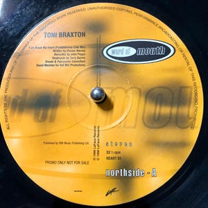 Può includere: Un disco in vinile per la canzone "Un-Break My Heart" di Toni Braxton con l'etichetta "word of mouth". Il disco è giallo con testo nero, tra cui il titolo della canzone, l'artista e i crediti di produzione. L'etichetta include anche il testo "northside - A."