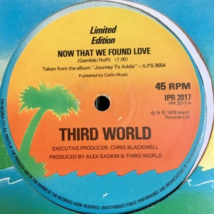 Può includere: Un disco 45 giri in edizione limitata di Third World, con la canzone "Now That We Found Love" di Gamble/Huff. Il disco è tratto dall'album "Journey To Addis" ed è pubblicato da Carlin Music. L'etichetta del disco è arancione e blu con una palma e onde oceaniche.