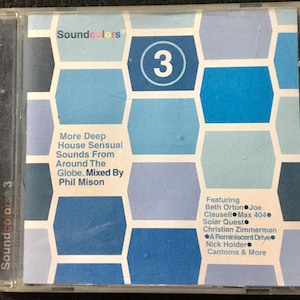 Może przedstawiać: Okładka płyty CD z niebiesko-białym wzorem w kształcie plastra miodu. Tytuł "Soundcolors 3" jest nadrukowany na biało z czerwonym obramowaniem. Tekst "More Deep House Sensual Sounds From Around The Globe. Mixed By Phil Mison" jest nadrukowany na czarno. Tekst "Featuring Beth Orton Joe Clausell Max 404" jest nadrukowany na czarno.