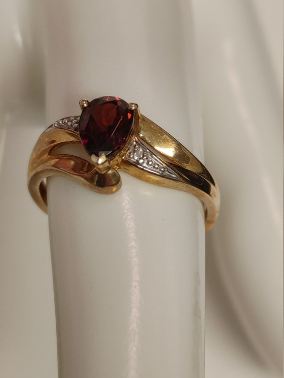 10kt yellow gold garnet ring