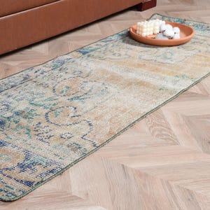 Alfombra de pasillo vintage de 2x5,5 pies, alfombra de lana turca con borde azul.