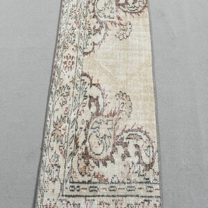 Tapete turco vintage, tapete Oushak de 1,8 x 6,1 pés, tapete passadeira branco com patchwork.
