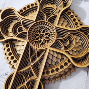 3D geschichtetes Holzkreuz: Mandala-Wanddekor