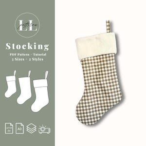 Peut inclure: Une chaussette de Noël avec un motif à carreaux marron et blanc, un revers crème et une boucle de suspension. L'image comprend le texte : "Stocking PDF Pattern + Tutorial 3 Sizes + 2 Styles".