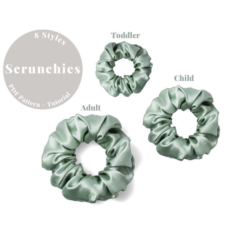 Pu&ograve; includere: Tre scrunchies di raso verde in diverse dimensioni: neonato, bambino e adulto. Gli scrunchies sono disposti in fila da sinistra a destra, con lo scrunchie per adulti al centro. L'immagine include anche un cerchio con il testo "8 Styles Scrunchies PDF Pattern + Tutorial".