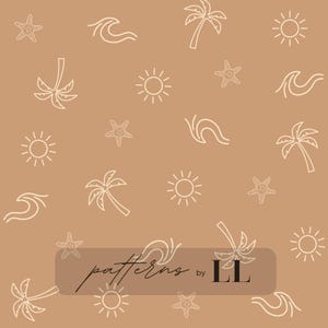 Può includere: Motivo ripetuto di elementi spiaggia in linea bianca su sfondo marrone. Il design include palme, soli, stelle marine e onde. Il testo "patterns by LL" è in un rettangolo marrone in basso.
