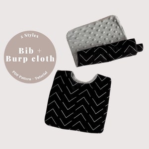 Può includere: Un set di bavaglino e bavaglino in tessuto a chevron nero e bianco. Il bavaglino in tessuto è arrotolato e ha un retro in minky grigio. Il bavaglino ha un bordo in minky grigio. Il testo "2 Styles Bib + Burp cloth PDF Pattern + Tutorial" è su un cerchio marrone.