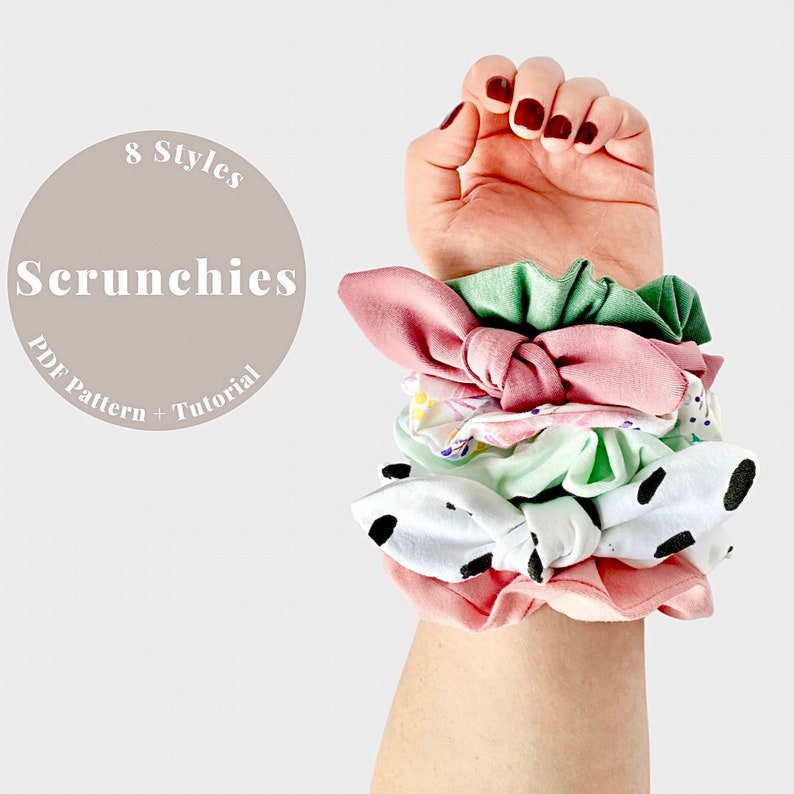 Pu&ograve; includere: Un mucchio di otto diversi stili di scrunchies in vari colori e motivi. Gli scrunchies sono fatti di tessuto e hanno un fiocco in cima. Il testo "8 Styles Scrunchies PDF Pattern + Tutorial" &egrave; su un cerchio sullo sfondo.