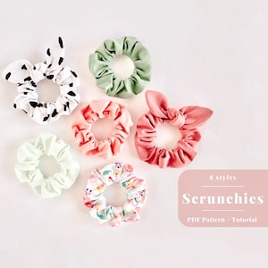 Könnte beinhalten: Acht verschiedene Stile von Haargummis in verschiedenen Farben und Mustern, darunter Blumen, Punkte und einfarbig. Die Haargummis sind aus Stoff und zum Tragen im Haar gedacht. Der Text "8 styles Scrunchies PDF Pattern + Tutorial" wird auf einem rosa Hintergrund angezeigt.