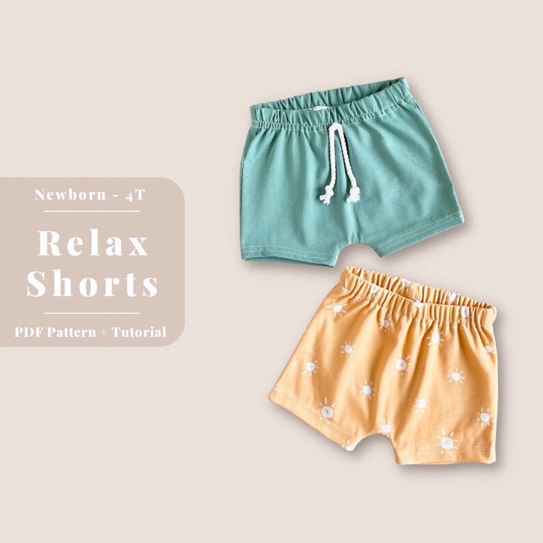 Puede incluir: Dos pares de pantalones cortos para beb&eacute;. Un par es de color verde azulado s&oacute;lido con un cord&oacute;n blanco. El otro par es de color amarillo claro con un patr&oacute;n de sol blanco. El texto "Newborn - 4T Relax Shorts PDF Pattern + Tutorial" est&aacute; en la imagen.