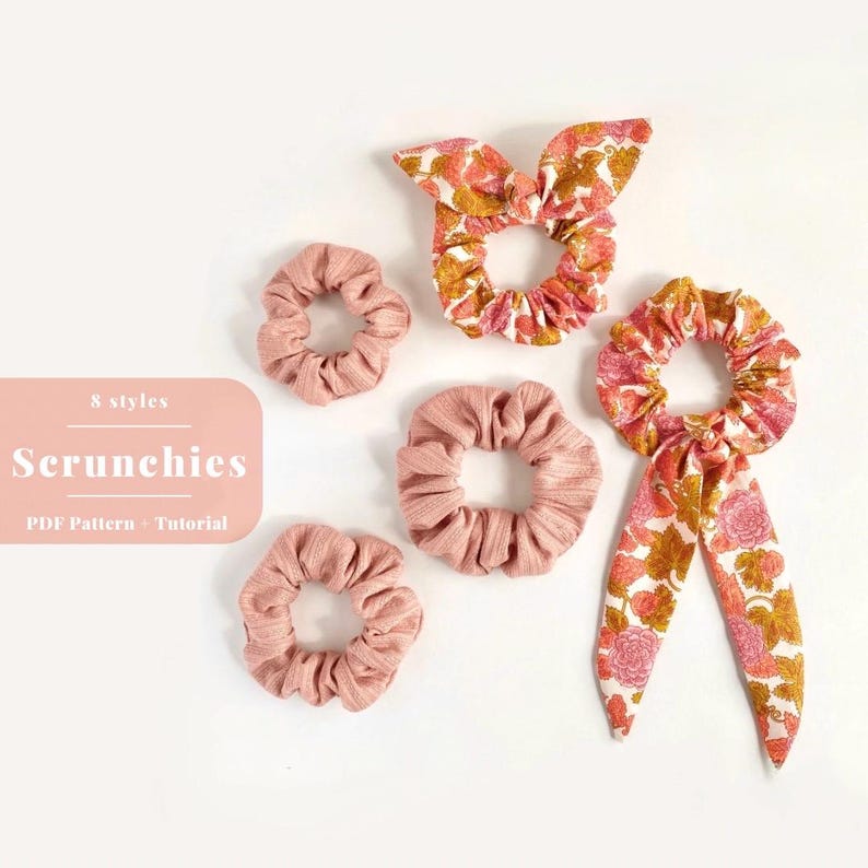 Pu&ograve; includere: Otto stili di scrunchies in tessuto rosa e floreale. Gli scrunchies sono disposti su uno sfondo bianco. Il testo "8 styles" e "Scrunchies" &egrave; visibile nell'immagine. Il testo "PDF Pattern - Tutorial" &egrave; anche visibile nell'immagine.