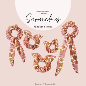 Pu&ograve; includere: Cinque scrunchies con diversi stili di fiocco in tessuto floreale rosa e oro. Gli scrunchies sono disposti su uno sfondo rosa chiaro. Il testo "Scrunchies" &egrave; scritto in corsivo nero sopra gli scrunchies. Il testo "PDF PATTERN & TUTORIAL" &egrave; scritto in nero sotto gli scrunchies. Il testo "Copyright &copy; PatternsbyLL" &egrave; scritto in nero nella parte inferiore dell'immagine.