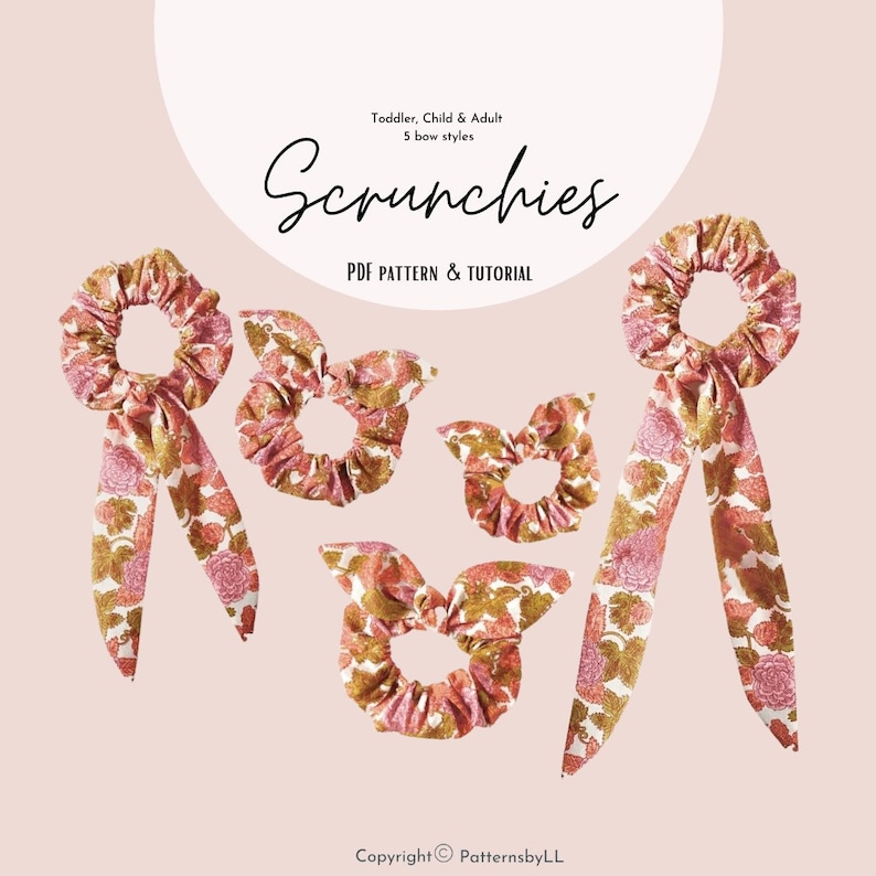 Pu&ograve; includere: Cinque scrunchies con diversi stili di fiocco in tessuto floreale rosa e oro. Gli scrunchies sono disposti su uno sfondo rosa chiaro. Il testo "Scrunchies" &egrave; scritto in corsivo nero sopra gli scrunchies. Il testo "PDF PATTERN & TUTORIAL" &egrave; scritto in nero sotto gli scrunchies. Il testo "Copyright &copy; PatternsbyLL" &egrave; scritto in nero nella parte inferiore dell'immagine.