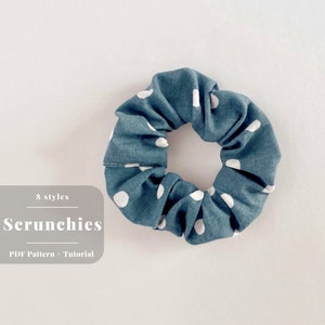 Pode incluir: Um scrunchie azul com bolinhas brancas. O scrunchie é feito de tecido e é um acessório de cabelo popular. 8 estilos. Padrão PDF + Tutorial.