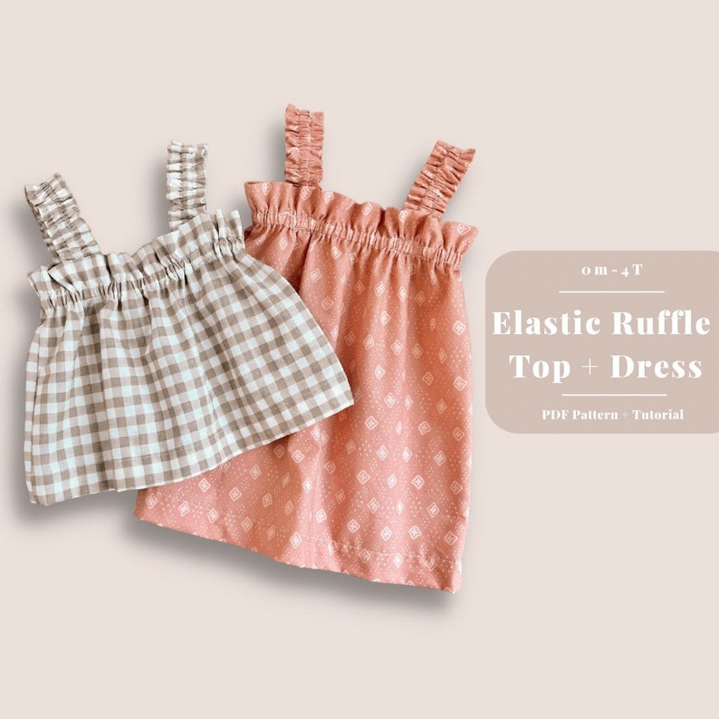 Puede incluir: Dos vestidos para ni&ntilde;as, uno en cuadros marrones y otro en rosa con un patr&oacute;n blanco. Ambos vestidos tienen volantes el&aacute;sticos en la parte superior y tirantes. El texto "Elastic Ruffle Top + Dress" est&aacute; en un rect&aacute;ngulo blanco con un borde marr&oacute;n. El texto "0 m - 4T" est&aacute; por encima del rect&aacute;ngulo. El texto "PDF Pattern + Tutorial" est&aacute; debajo del rect&aacute;ngulo.