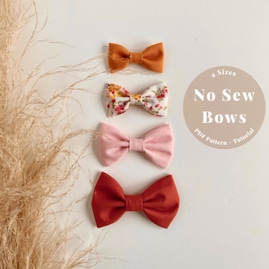 Könnte beinhalten: Vier Nähfreie Stoff Schleifen in verschiedenen Farben und Mustern. Die Schleifen sind vertikal auf einem weißen Hintergrund angeordnet. Der Text "No Sew Bows" befindet sich in einem Kreis mit dem Text "4 Sizes" darüber und "PDF Pattern + Tutorial" darunter.