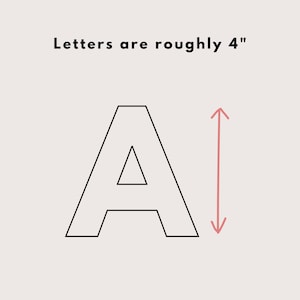 Pode incluir: Um contorno preto da letra "A" sobre um fundo bege claro. O texto "Letters are roughly 4"" est&aacute; acima da letra. Uma seta rosa indica a altura da letra, aproximadamente 10 cm.