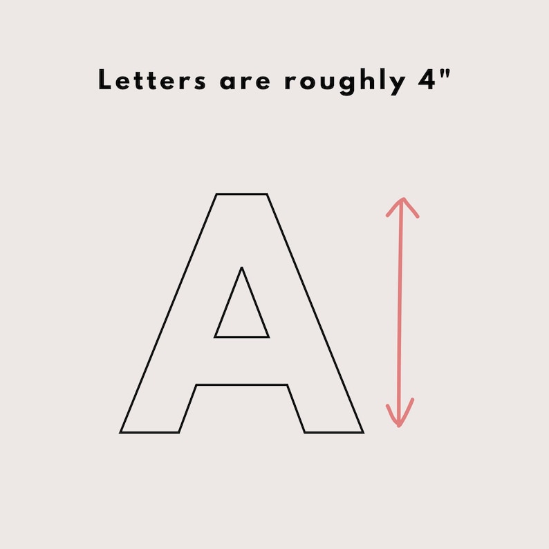 Pode incluir: Um contorno preto da letra "A" sobre um fundo bege claro. O texto "Letters are roughly 4"" est&aacute; acima da letra. Uma seta rosa indica a altura da letra, aproximadamente 10 cm.