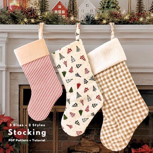 Peut inclure: Trois chaussettes de Noël suspendues en rangée. La chaussette de gauche a des rayures verticales rouges et blanches avec un revers crème. La chaussette du milieu présente un motif de petits arbres rouges et verts sur fond crème. La chaussette de droite a un motif à carreaux vichy beige et blanc avec un revers en sherpa blanc. Le texte sur l'image indique : 3 Sizes + 2 Styles Stocking PDF Pattern + Tutorial.