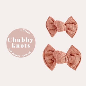 May include: Two pink fabric hair bows with a knotted center. The bows are in two sizes. The text "2 Sizes Chubby knots PDF Pattern + Tutorial" is on a pink circle.