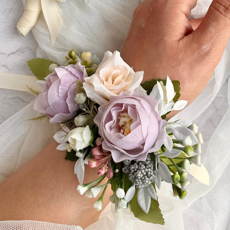 Set Da Sposa: Corsage Da Polso Con Fiore Rosso E Boutonniere All'Occhiello - Fiori Artificiali Per Matrimonio, Ballo, Damigella E Sposo