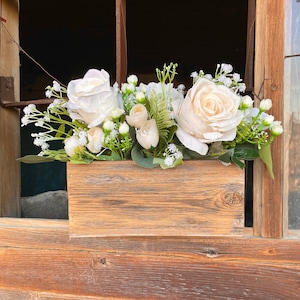 Centro de mesa para o dia a dia Arranjo de flores brancas Caixa de madeira para vasos Centros de mesa de flores de verão