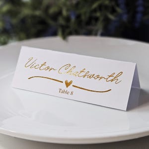 Élégants marque-places pour mariage en forme de coeur - feuille métallique sur blanc, ivoire ou noir pour la décoration de la table